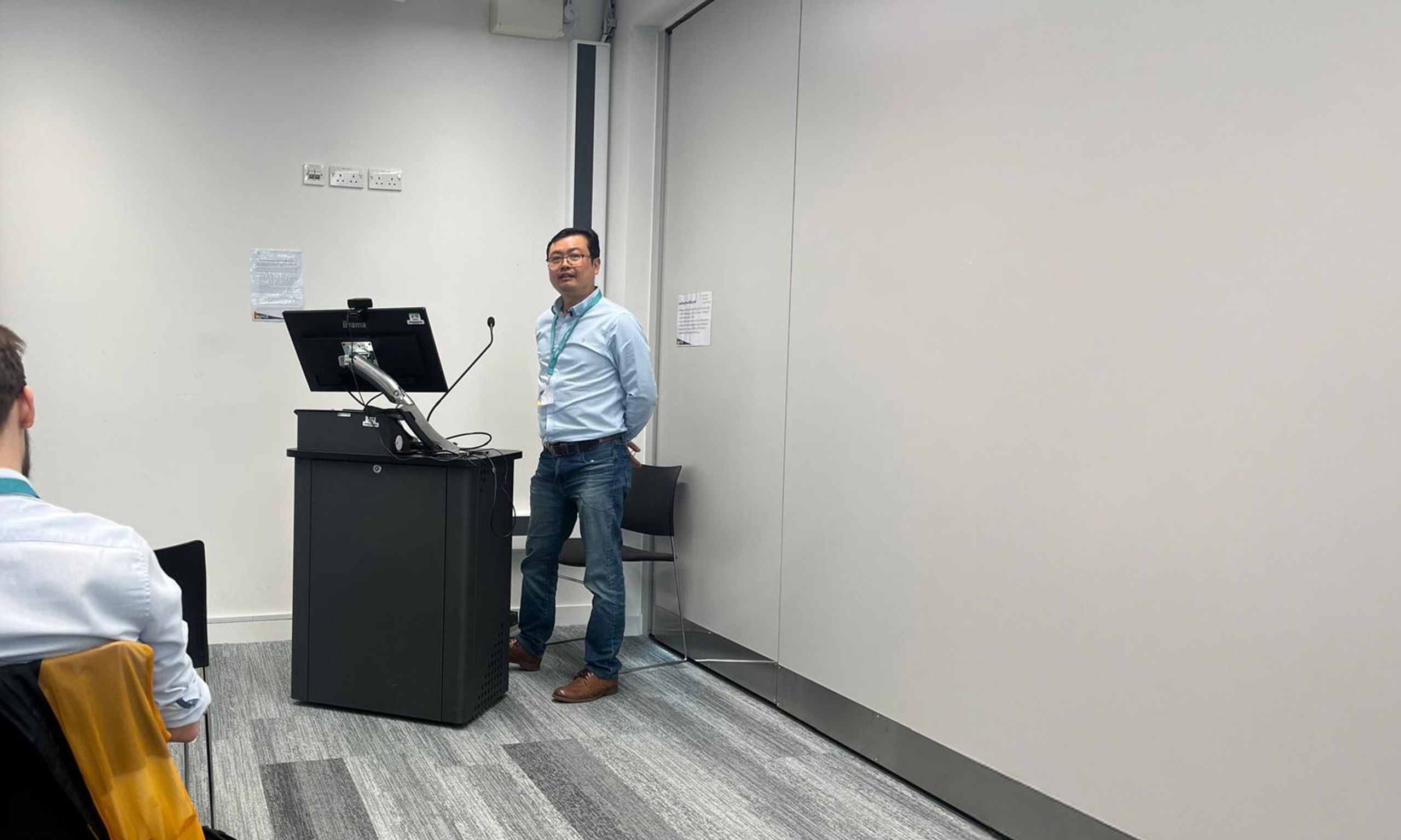 Steve Ooi  (researcher) presenting the dilatometer